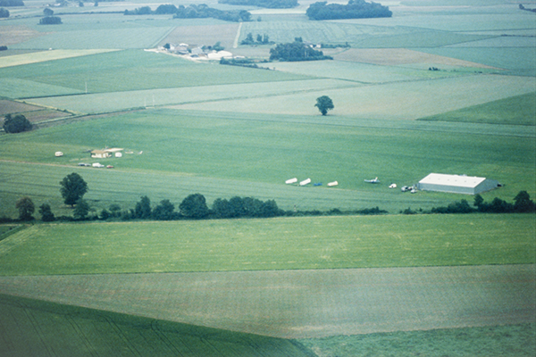 La piste de Touraine Planeur en 1990 : une band een herbe, un hangar et un camping sans ombre !